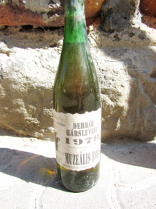 Muzeális borok - 1975 Egri Leányka  | Colour WineWorld Kft.