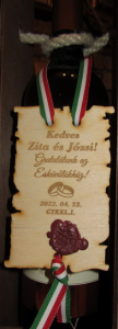 Esküvői ajándékok - Egyedi gravírozott fatábla pácolt dobozban
